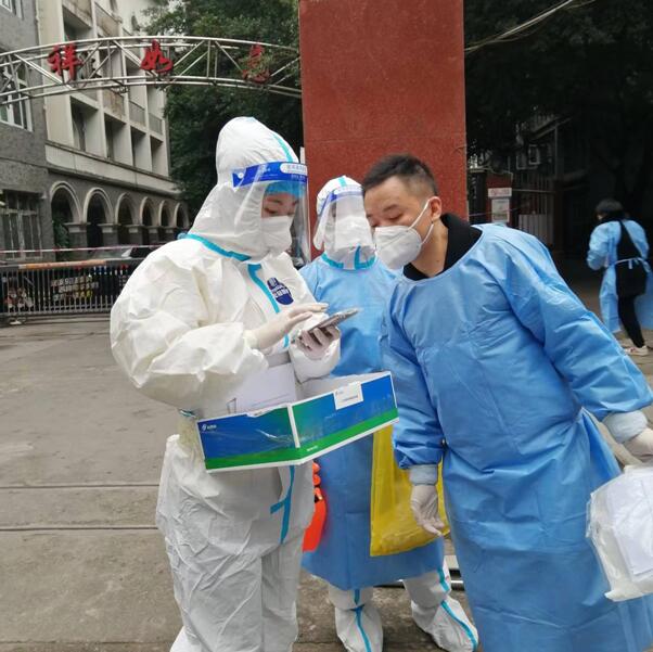 趙瀟（左一）在工作中。受訪者供圖