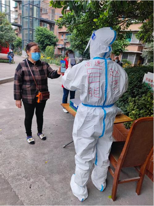 趙瀟為居民掃碼登記。受訪者供圖