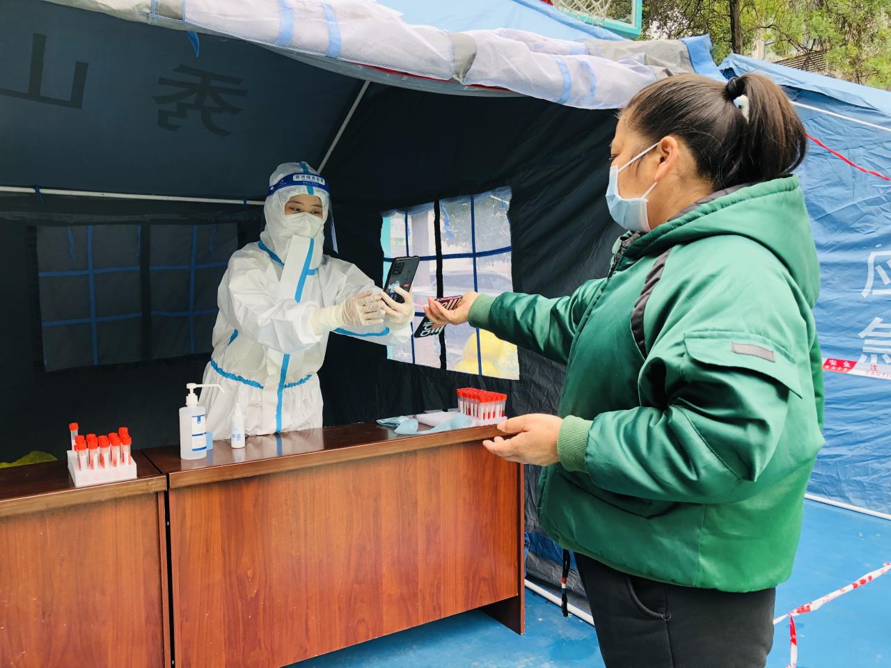 志愿者溫馨（左一）正進行信息采集。楊帆 攝。