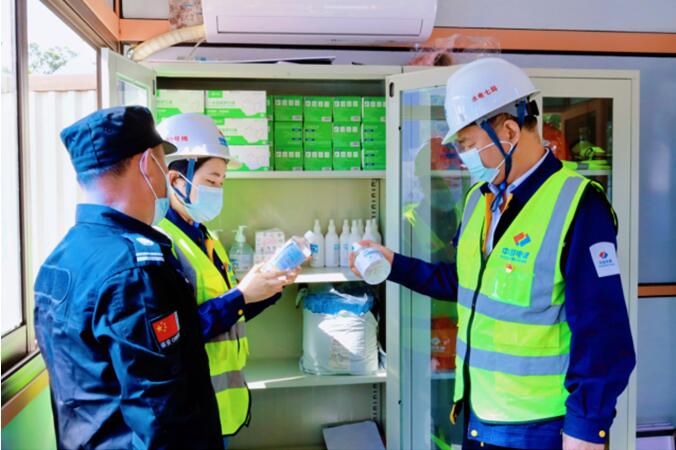 城軌快線27號線土建4標項目部開展防疫物資專項檢查。重慶交通開投鐵路集團供圖