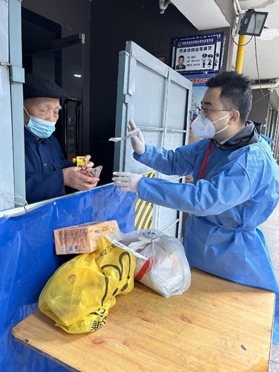 九龍坡區稅務局青年黨員志愿者黎禹希（右）把買到的藥交給袁老。重慶市稅務局供圖