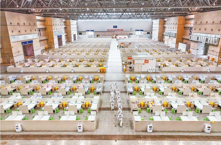 十一月十七日，重慶國際博覽中心悅來方艙醫院S1號方艙投用，醫護人員有序入艙。記者 鄭宇 攝\視覺重慶