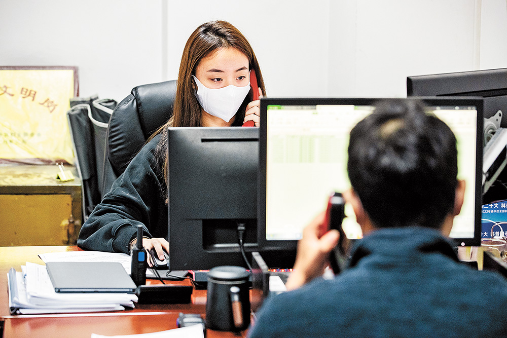 11月16日，渝中區解放碑街道，“95后”志愿者戴詩雨正在打電話收集信息。首席記者 龍帆 通訊員 王歡 攝 視覺重慶