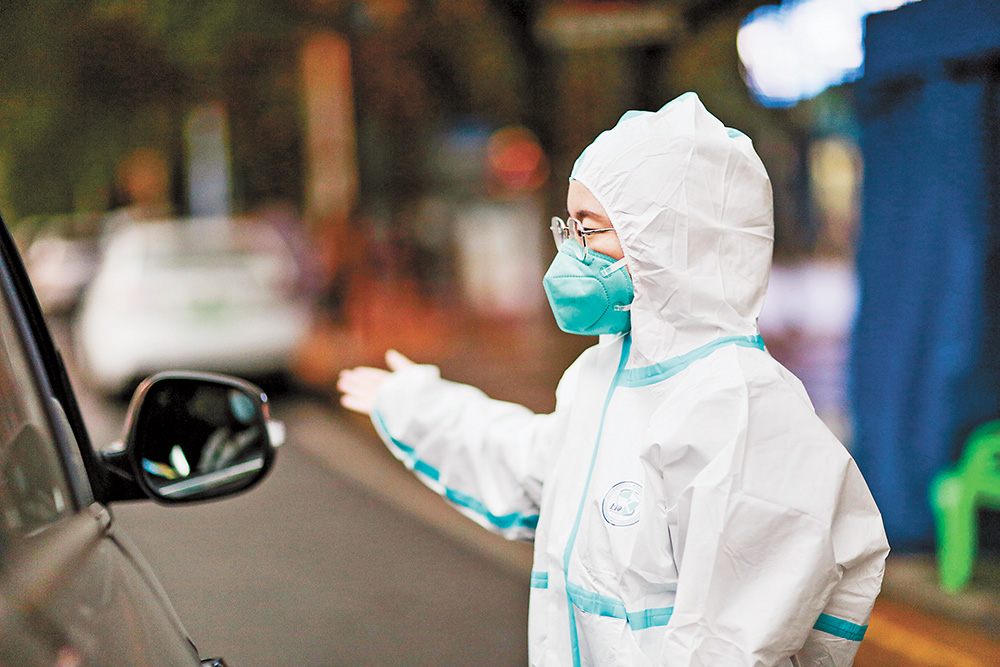 11月17日，巴南區中醫院大門交通卡點，“95后”黨員志愿者劉凱俐在崗位上。記者 謝智強 通訊員 李攀 攝 視覺重慶