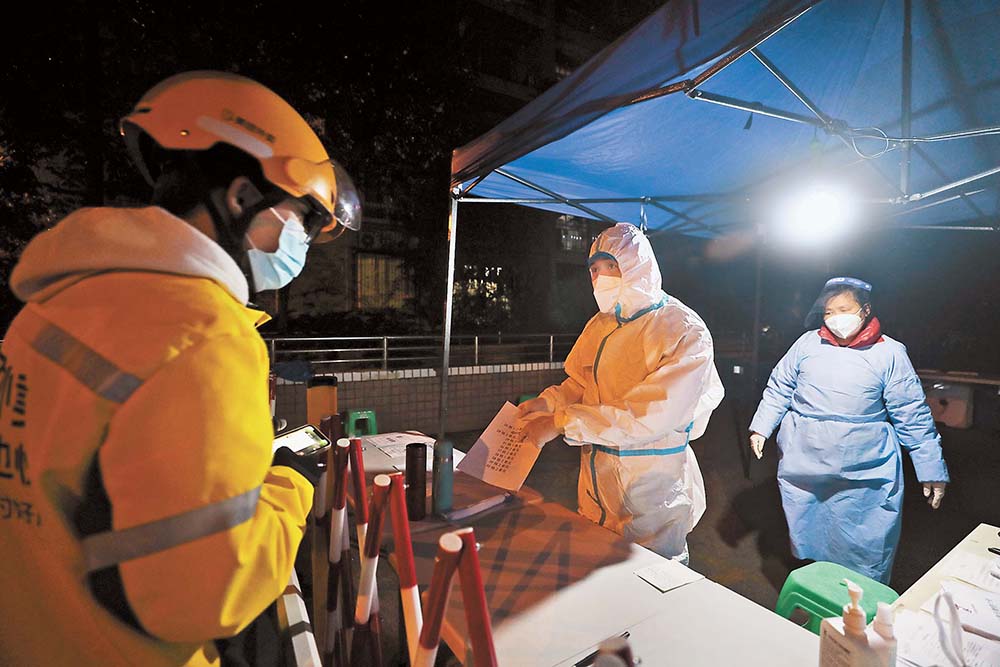 11月17日，重慶高新區曾家鎮，“00后”黨員鄭青藝(中)正在門崗值守。首席記者 龍帆 通訊員 雷鍵 攝 視覺重慶