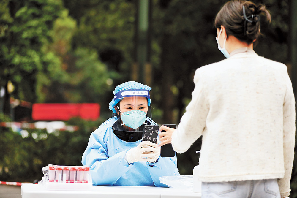 11月17日，重慶高新區曾家鎮，“95后”志愿者王鈐慧正在錄入市民核酸采樣信息。首席記者 龍帆 通訊員 雷鍵 攝視覺重慶