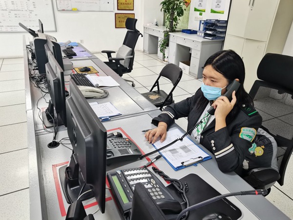 何維在進行車場調度工作。交通開投軌道集團供圖