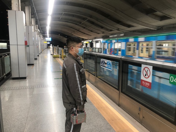 朱迪在對車站安全門進行巡查。交通開投軌道集團供圖