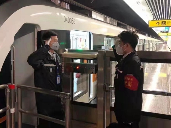 賀喜（左）正在交接班。交通開投軌道集團供圖