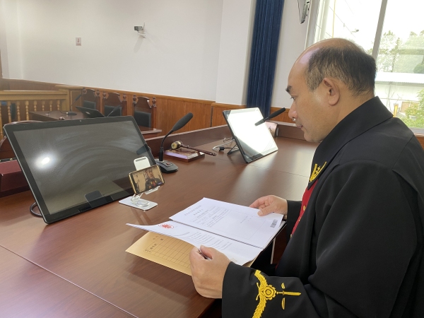 法官在線開庭。閆洋攝