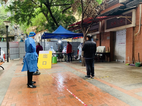 志愿者廖克力（左）在防疫一線。受訪者供圖