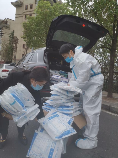 李小鳳(右一)為康田各個小區運送物資