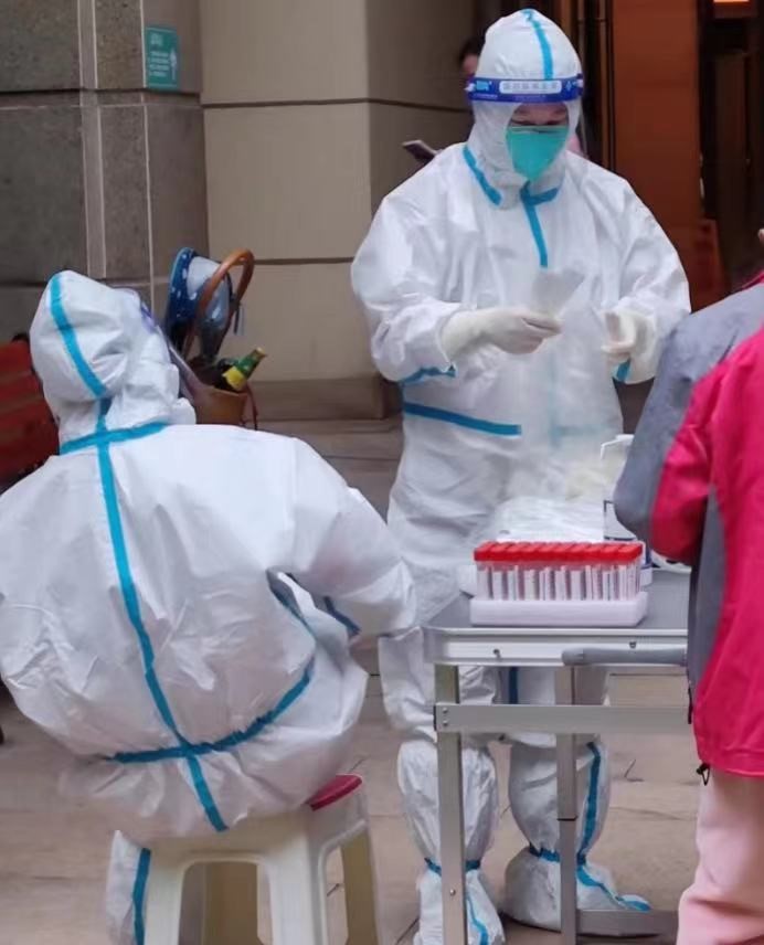 重慶市國資委黨員張敏報名參加志愿服務，開展維持秩序、信息采集等工作。重慶市國資委供圖