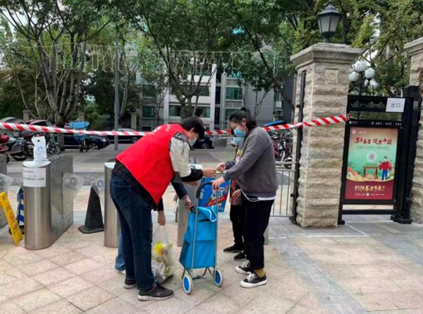 慶鈴集團發動機公司黨員張龍博協助居民運送物資。慶鈴集團供圖