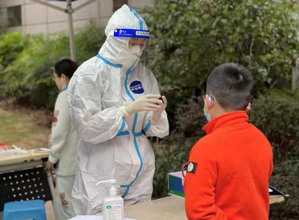 重慶化醫集團重慶醫藥黨員李姝媚在社區開展核酸檢測信息采集工作。重慶化醫集團供圖