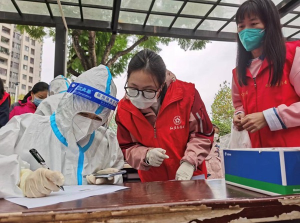 重慶建工住建公司黨員楊霞參與核酸檢測信息采集工作。重慶建工住建公司供圖