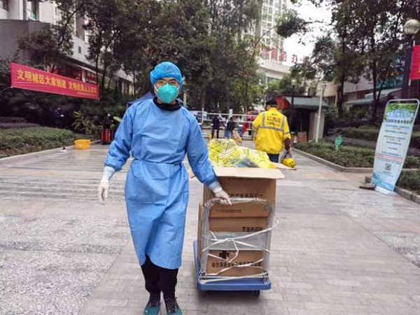 重慶交通開投集團黨員王旭配合社區開展核酸檢測信息錄入和生活物資配送。重慶交通開投集團供圖