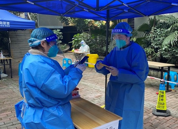 數字重慶公司黨員陳玫參與社區核酸檢測信息采集工作。數字重慶公司供圖