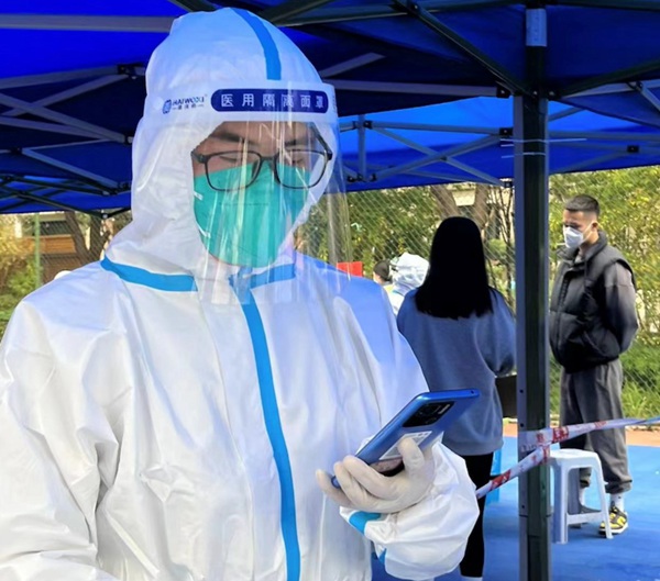 重慶水投集團黨員李春龍響應號召參與核酸檢測信息采集工作。重慶水投集團供圖