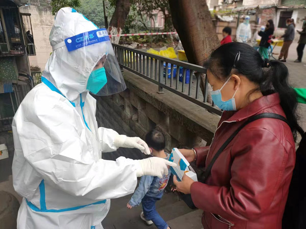 重慶燃氣集團江北分公司黨員龍沙向居民講解抗原檢測試劑的操作方法。馬久虎攝