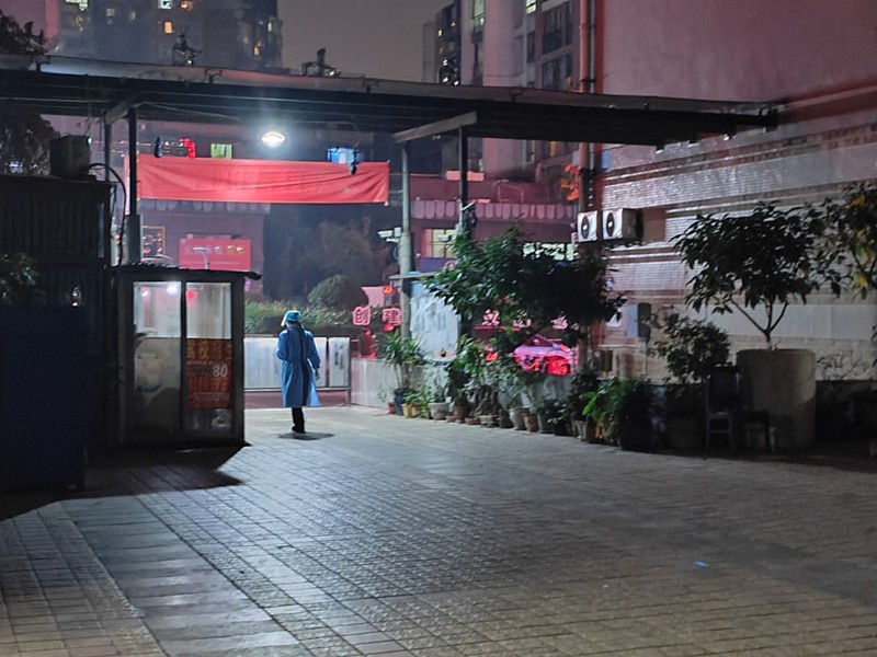 結束了一天戰疫志愿服務活動，賴莉準備回家。 受訪者供圖 