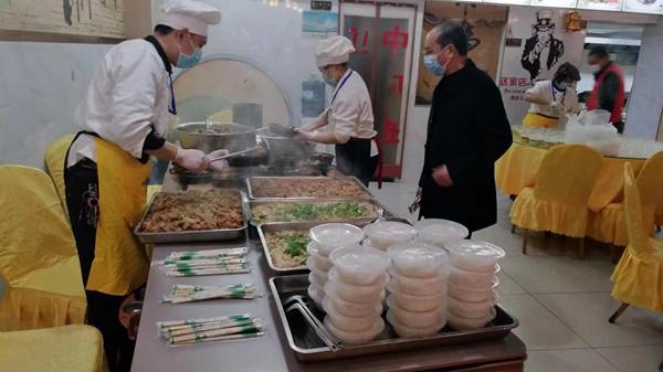 準備愛心午餐。受訪者供圖