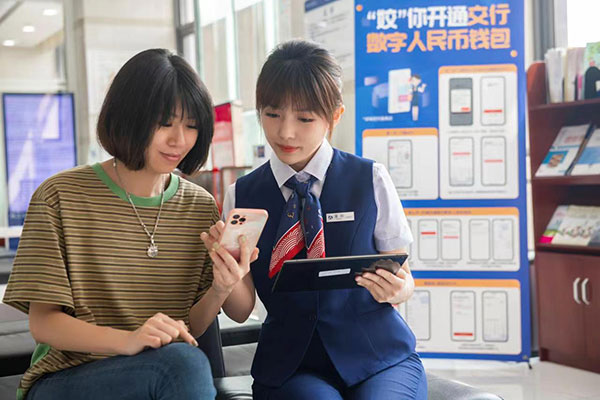 解答客戶問題（資料圖）。交通銀行重慶市分行供圖