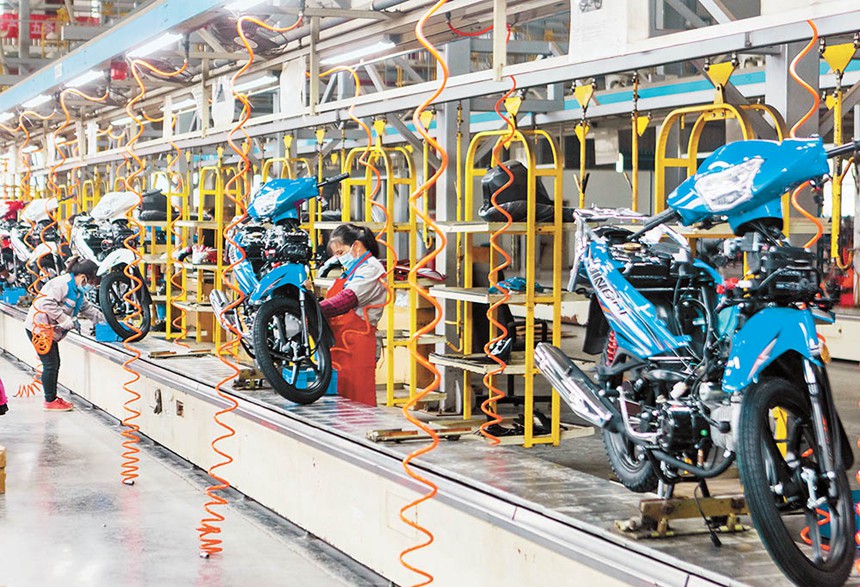 11月17日，大足高新區重慶大隆宇豐摩托車制造有限公司一手抓防疫、一手抓生產，工人正在在組裝摩托車。特約攝影 瞿波/視覺重慶
