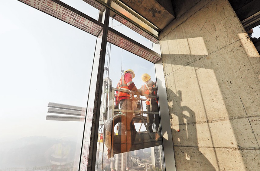 11月19日，市級重點項目重慶悅來中心(會展總部基地)項目工地，中建八局在閉環管理下，保證項目有序推進。圖為技術工人在進行裝修施工。記者 羅斌 攝/視覺重慶