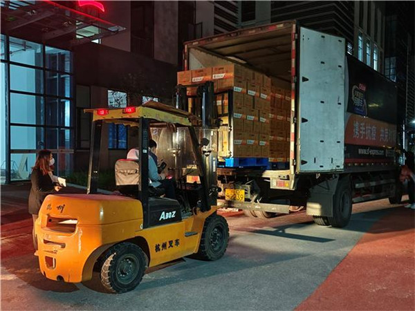 工作人員正在將保供物資裝車。重慶市農產品加工業協會供圖