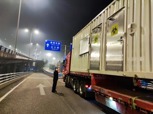 超高受阻的掛車。江北區公安分局供圖