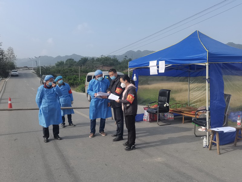 圖為唐紹琴（右一）在工作。