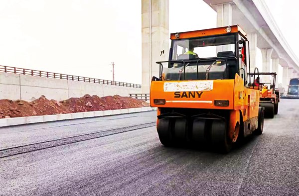 兩江大道項目實施平整路面。重慶建工集團供圖