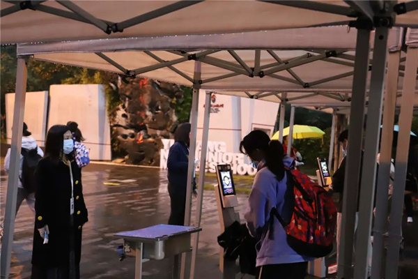 云陽縣第三初級中學電子測溫通道保障學生安全。譚啟云攝