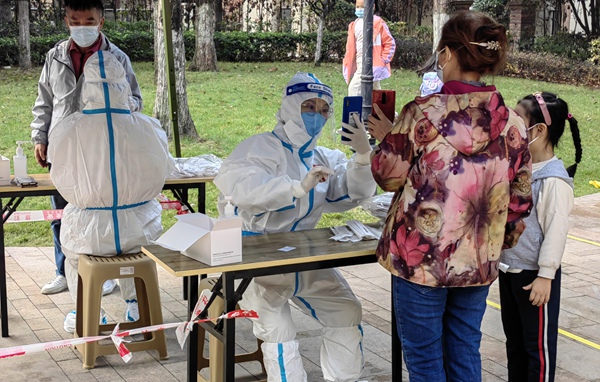 梁渝變身“大白”，正在錄入居民信息。重慶市婦聯供圖