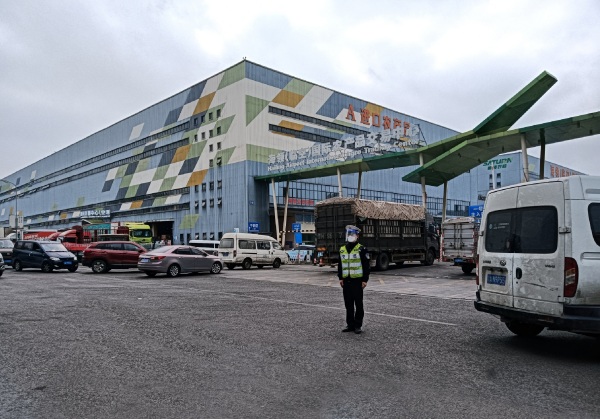 民警在海領農貿市場值守，確保道路暢通。渝北區公安分局供圖