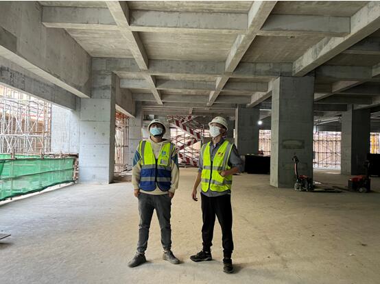 重慶設計集團市設計院陳星（右）在重醫附一院醫療第二綜合樓EPC項目現場。重慶設計集團供圖