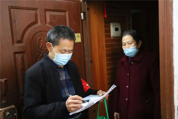 管楚倫挨家挨戶收集住戶基本信息。劉婷攝