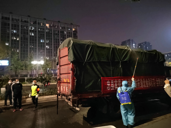 對剛到的運菜車進行消殺。劉青海攝