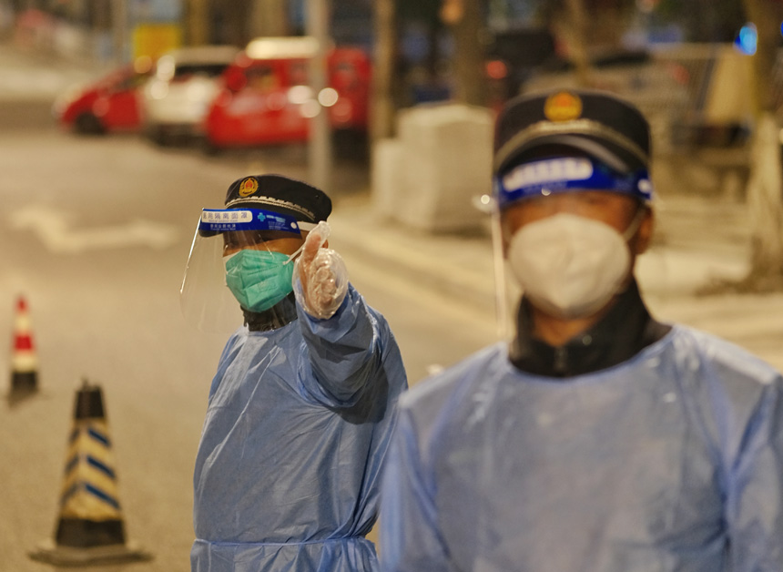 銅元局亞太路路口，城管隊員深夜值守封控區車輛進出。郭旭攝