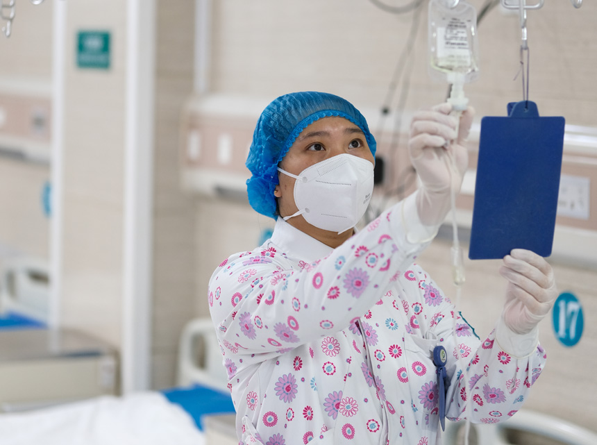 夜晚，東南醫院急診室，醫務人員正在查看患者輸液情況。郭旭攝