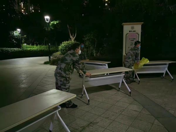 深夜仍在防控一線的民兵。洛磧鎮供圖