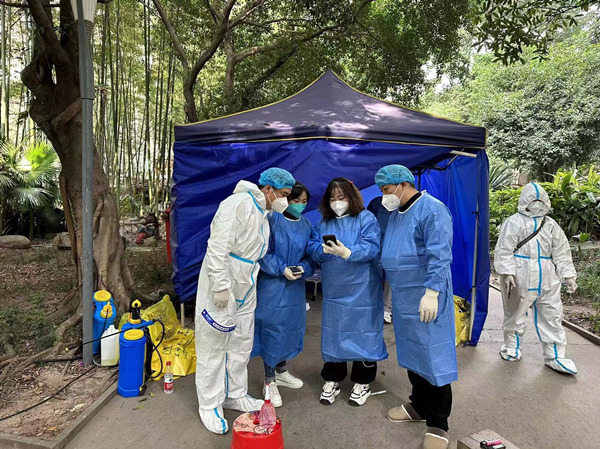 代小亞和同事在現場忙碌。受訪單位供圖