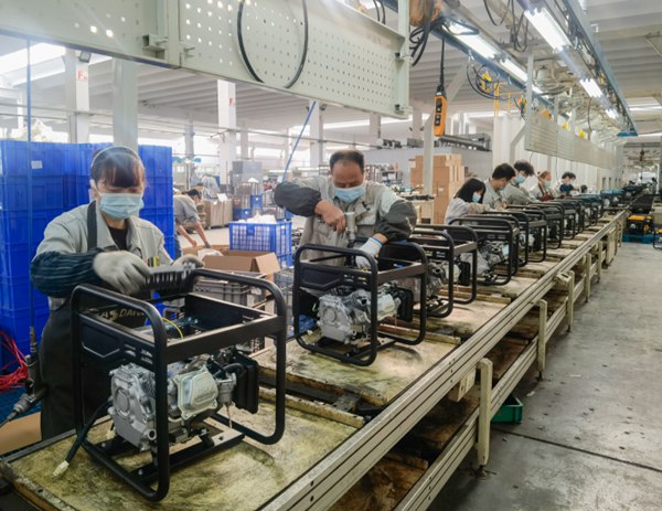 重慶志成機械有限公司，工人們在生產線上有序作業。 西彭園區供圖