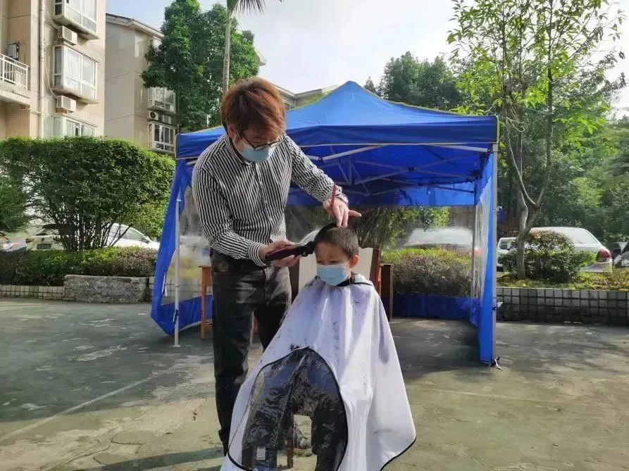 丁波幫小區居民理發。渝北區回興街道供圖