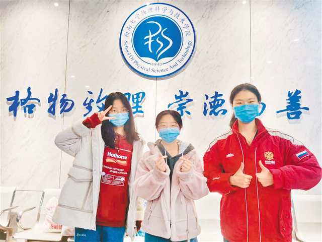 十一月二十九日，西南大學學子收到學校老師送來的冬衣。（受訪者供圖）