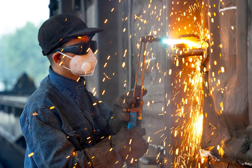 重慶西車輛段車輛鉗工正在進行車鉤狀態檢查。吳晉超攝