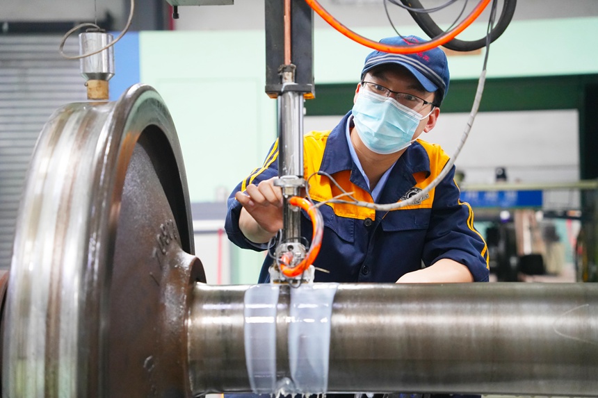 重慶西車輛段車輛鉗工正在進行車鉤狀態檢查。吳晉超攝