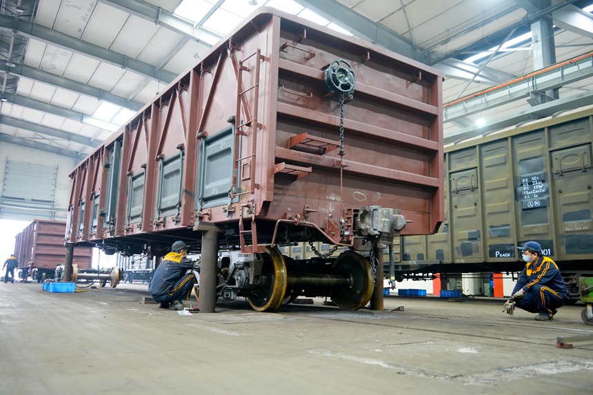 重慶西車輛段車輛鉗工正在進行架落車作業。吳晉超攝