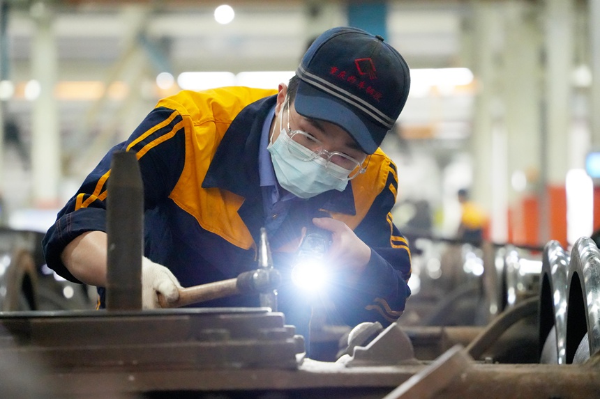 重慶西車輛段質檢員正在進行轉向架落成檢查。吳晉超攝